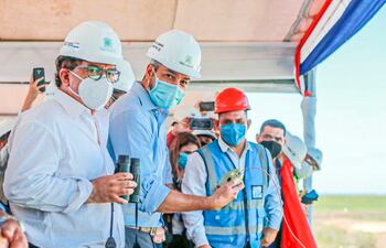 El presidente de la República, Mario Abdo Benítez, junto al director de la EBY, Nicanor Duarte Frutos, y otros, en la detonación en roca de la obra Aña Cua (Foto gentileza).