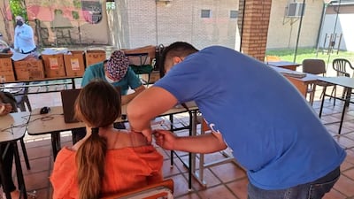 En el polideportivo si las personas que llegan y no pueden descender de un transporte un equipo sale a vacunar, hay lugar suficiente para que se sienten y mantengan distancia.