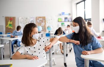 Millones de niños y adolescentes acuden a la escuela en Inglaterra después de más de dos meses de clases virtuales (Imagen referencial).