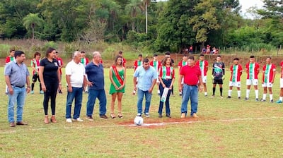 Puntapié inicial a cargo de Alberto Jiménez, en una imagen que parece haber sido captada en lo más recóndito del país. Sin embargo, corresponde nada menos a la capital del departamento Central.
