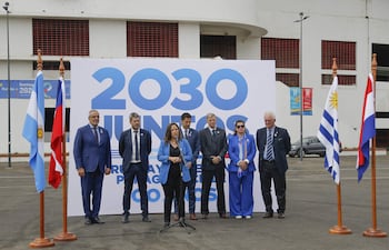 Fotografía cedida por Ministerio de Deportes de Chile de la ministra Alexandra Benado (c) encabezando LA ceremonia lanzamiento de la Corporación Juntos 2030, ayer en Santiago de Chile (CHILE). Chile, Uruguay, Argentina y Paraguay lanzaron este viernes en el Estadio Nacional de Santiago la Corporación Juntos 2030, creada para promover y desarrollar la candidatura para organizar el mundial de ese año, con el objetivo de que la Copa del Mundo regrese a Sudamérica. EFE/ MINISTERIO DEL DEPORTE/ SOLO USO EDITORIAL / SOLO DISPONIBLE PARA ILUSTRAR LA NOTICIA QUE ACOMPAÑA (CREDITO OBLIGATORIO)
