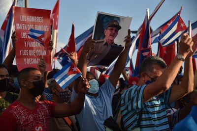 Un partidario del Gobierno cubano sostiene un retrato del expresidente cubano Raúl Castro durante una manifestación en La Habana, el 17 de julio de 2021.