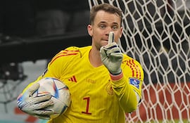 Manuel Neuer reacciona tras hacer una tapada en el partido de ayer ante Costa Rica.