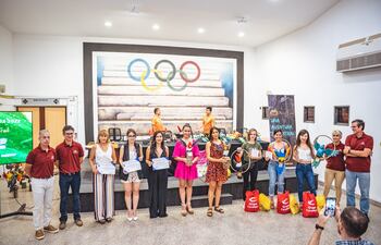 Las galardonadas del Campeonato Trail Running recibieron sus premios el sábado en el Comité Olímpico Paraguayo.