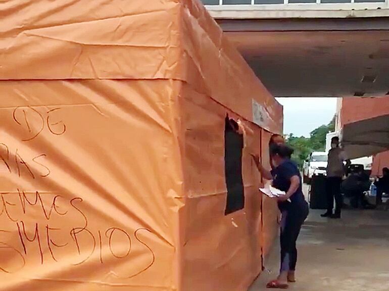 La carpa montada por el SEN en Clínicas generó polémica ayer.