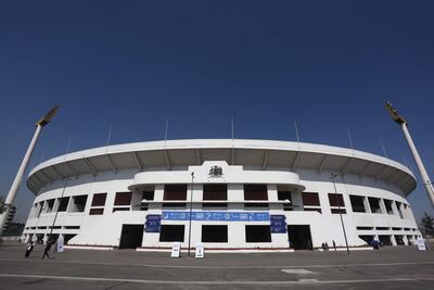 Estadio Nacional durante la instalación de un colegio electoral para el plebiscito constitucional en Santiago (Chile). Más de 15 millones de chilenos están llamados este domingo a las urnas para aprobar o rechazar la nueva Constitución en un proceso inédito para sustituir la escrita en 1980 durante la dictadura.