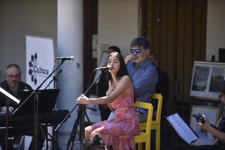 La joven cantante Lizzie Gómez estuvo como invitada en este concierto.
