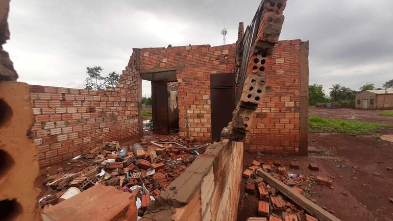 Una de las viviendas afectadas por el temporal de esta tarde quedó completamente destechada.