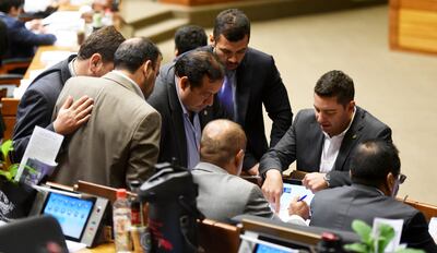 El presidente de Diputados Pedro Alliana (ANR, cartista) conversa con sus colegas de bancada.