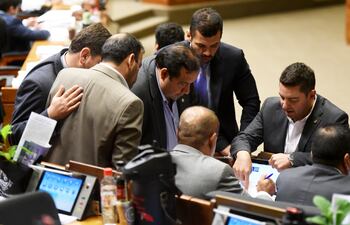 El presidente de Diputados Pedro Alliana (ANR, cartista) conversa con sus colegas de bancada.