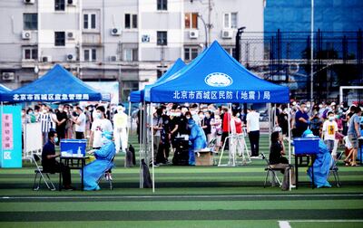 Pruebas para detectar el covid-19 en la capital china, donde se ha registrado un rebrote de la enfermedad en estos días y se ha dispuesto de nuevo el confinamiento a varios de sus barrios, así como en ciudades cercanas.