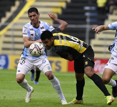 Lucha por el balón entre César Villagra y Ángel Benítez