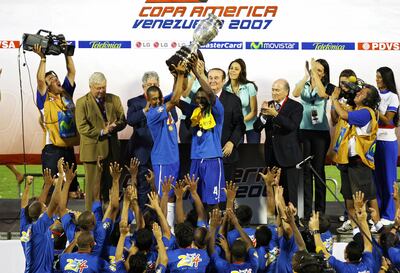 Brasil levanta el trofeo en la Copa América Venezuela 2007 tras superar en la final a la Argentina.