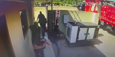 Momento en que los delincuentes someten al guardia de seguridad de la distribuidora