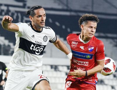 Dos generaciones en el duelo del viernes. Roque marcado por Carlos Espínola, el hijo de “Paraguarí”.