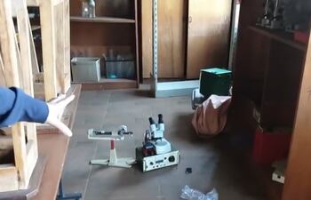Los delincuentes ingresaron a la sala de laboratorio y se llevaron varios elementos.