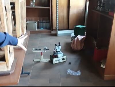 Los delincuentes ingresaron a la sala de laboratorio y se llevaron varios elementos.