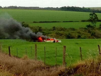 El automóvil se incendió por completo en cuestión de minutos.