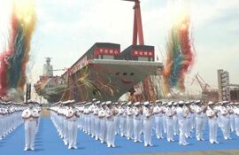 La ceremonia de botadura del portaaviones Fujian, que se suma a flota naval de China. (AFP)