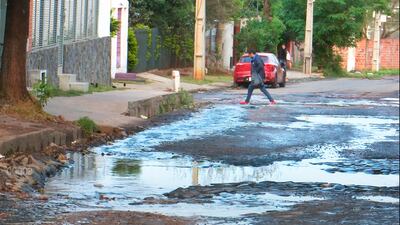 Bache en la calle Hermenegildo Roa casi Cañada.
