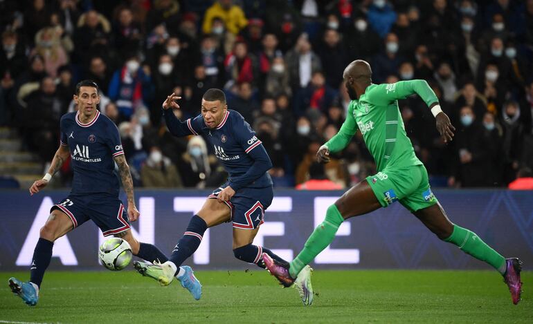 Mbappé anota el segundo gol para su equipo ante Saint Etienne.