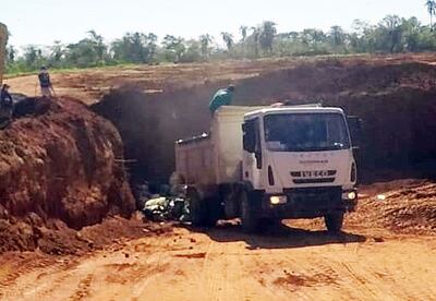 Desde un camión descargan desechos en la fosa del vertedero municipal de Caacupé.