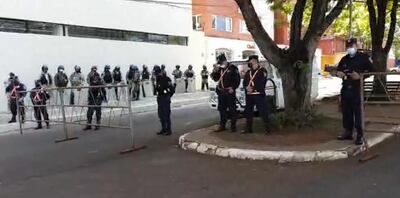 Los efectivos policías apostados en inmediaciones de la casa del senador Zacarías Irún.