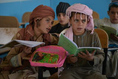 Alumnos afganos asisten a la escuela en la villa de Babro en Arghandab.