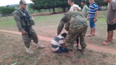 Momento en que los policías de la comisaría de Yby Yau contienen al joven raptado.