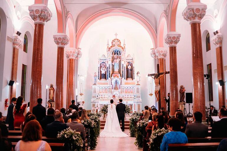 Ante el altar de la capilla del Colegio María Auxiliadora, se unieron en matrimonio Natalia Antonella Ocampos Torres y Carlos Antonio López Benítez.