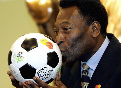 Pelé, en una foto de archivo del 2005. Ahora, con 82 años está bajo cuidados intensivos.