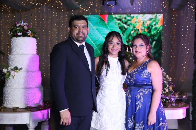 La quinceañera junto a sus padres Federico Garcete y Shirley Raquel Velázquez.