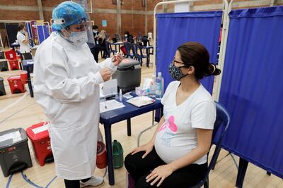 Una mujer embarazada se prepara para recibir la vacuna en el coliseo Cayetano Cañizares, en Bogotá (Colombia). (EFE/Carlos Ortega)