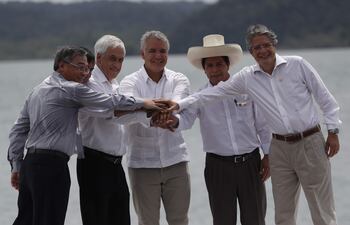 El ministro de Comercio e Industria de Singapur, Gan Kim Yong (i), el secretario de hacienda de México, Rogelio Ramirez (2-i), El presidente de Chile, Sebastián Piñera (3-i), el presidente de Colombia, Iván Duque (3-d), el presidente de Perú, Pedro Castillo (2-d), y el presidente de Ecuador, Guillermo Lasso (d) posan para una fotografía durante la instalación de la XVI Cumbre Alianza del Pacífico, hoy en Bahía Malaga (Valle del Cauca). El presidente de Colombia, Iván Duque, aseguró este miércoles, al instalar la XVI Cumbre de la Alianza del Pacífico, que el ingreso de Singapur como primer Estado Asociado, que se dará hoy, será "trascendental" para este bloque.