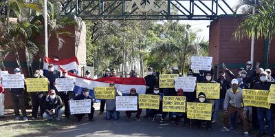Caddies de la Asociación del Asunción Golf Club quienes se manifestaron ayer frente a la entidad sobre la ruta Transchaco.