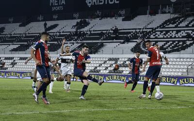 Primer gol en camino, marcado por el nuevo capitán azulgrana, el argentino Mauro Boselli, beneficiado por la habilitación del “Chelo” Estigarribia. El Ciclón no ganaba un clásico en Para Uno desde el 14 de octubre de 2001 (1-0, con anotación de Virgilio Ferreira).