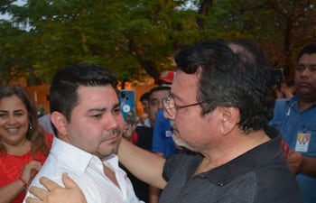 "Berni" Villalba recibe las felicitaciones de su padre, Bernardo Villalba Cardozo.