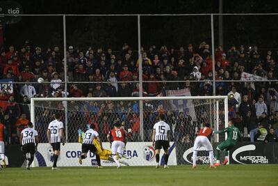 Momento en el que Jean Fernandes falla el penal contra Libertad por la jornada 20 del torneo Clausura 2022 del fútbol paraguayo.
