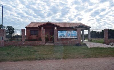 En las casas construidas sobre los inmuebles municipales de Costa Azul aparecen varios carteles proselitistas. Colorados y liberales fueron beneficiados con la repartija.