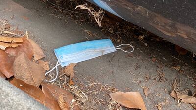 Una mascarilla tirada al costado de una calle en Los Ángeles, California (EE.UU.).