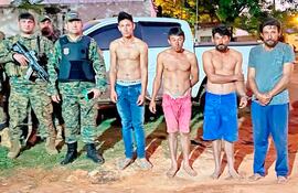 Los hermanos Cristhian Ariel Castro Benítez, Reinaldo Castro Benítez, Adalberto Castro Benítez y Néstor Castro Benítez, custodiados por policías de Canindeyú, entre ellos el comisario principal Emilio Alfonso (con chaleco antibalas).