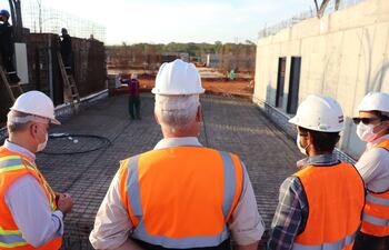 El titular del MOPC, Arnoldo Wiens, visitó la zona de obras.