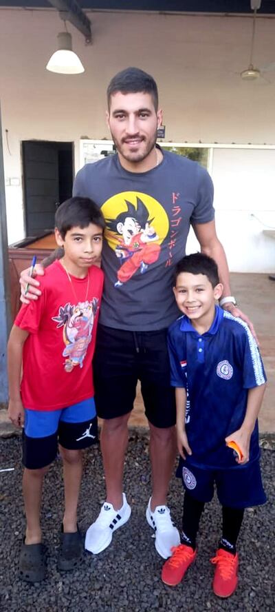 Gastón Olveira (29 años) se perdió los últimos cinco partidos de Olimpia (incluyendo la Copa Paraguay) por problemas de salud. Aquí, con dos chicos en etapa de formación en el fútbol.