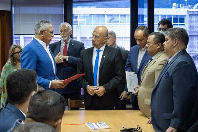 El diputado oficialista Pedro Carreño (i) le entrega un acuerdo parlamentario "en rechazo a la apropiación ilegal del avión de Conviasa" al embajador argentino en Venezuela, Oscar Laborde (c), en la sede de la Embajada de Argentina, hoy en Caracas (Venezuela). Una delegación de la Asamblea Nacional (AN, Parlamento) de Venezuela entregó este jueves en la Embajada de Argentina en Caracas un documento en rechazo al "secuestro" del avión venezolano-iraní retenido en ese país desde junio por posibles vínculos con el terrorismo internacional.