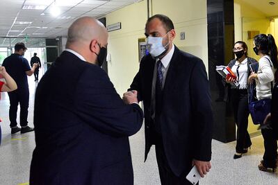 Raúl Fernández Lippmann saluda a su abogado Álvaro Arias