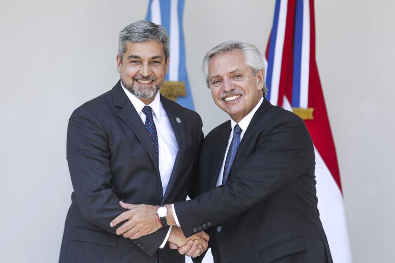 El presidente de Argentina Alberto Fernández (d) saluda a su homólogo de Paraguay Mario Abdo hoy, en Buenos Aires (Argentina). (EFE)