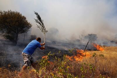 Bomberos continúan batallando contra gran incendio al noroeste de Atenas