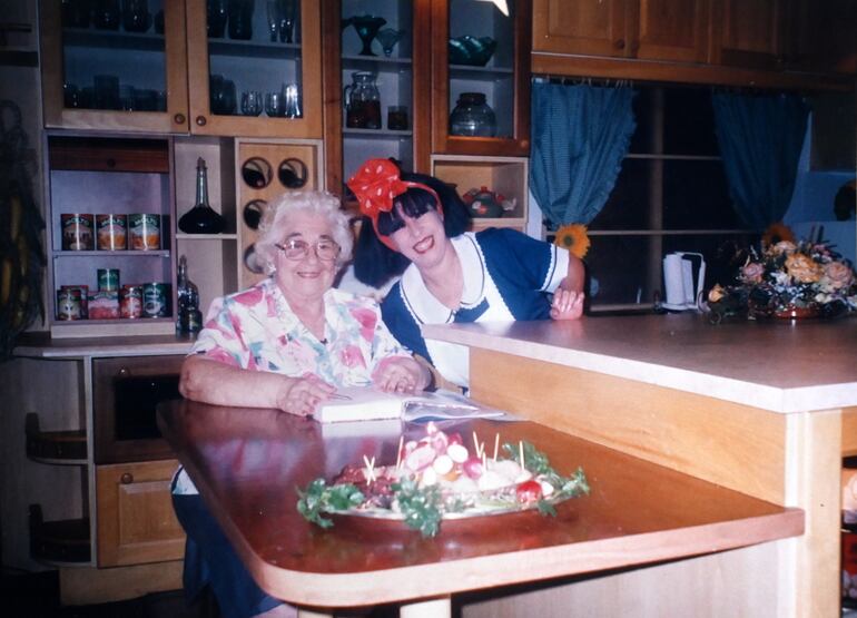 Clara Benza de Garofalo y Perlita Fernández.