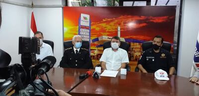 El titular de Petropar hizo entrega de las tarjetas de combustible a Bomberos Voluntarios del Paraguay, que podrán utilizar para la carga de combustible a los carros de las distintas compañías. En la ocasión informó sobre la anulación de la licitación para la compra de diésel.