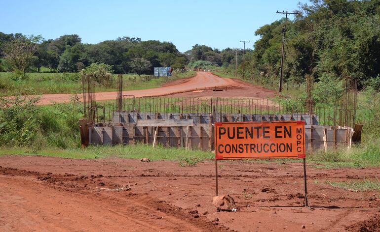 La pasarela en construcción que está abandonada en el km 4 de la ruta Abai-Taruma.